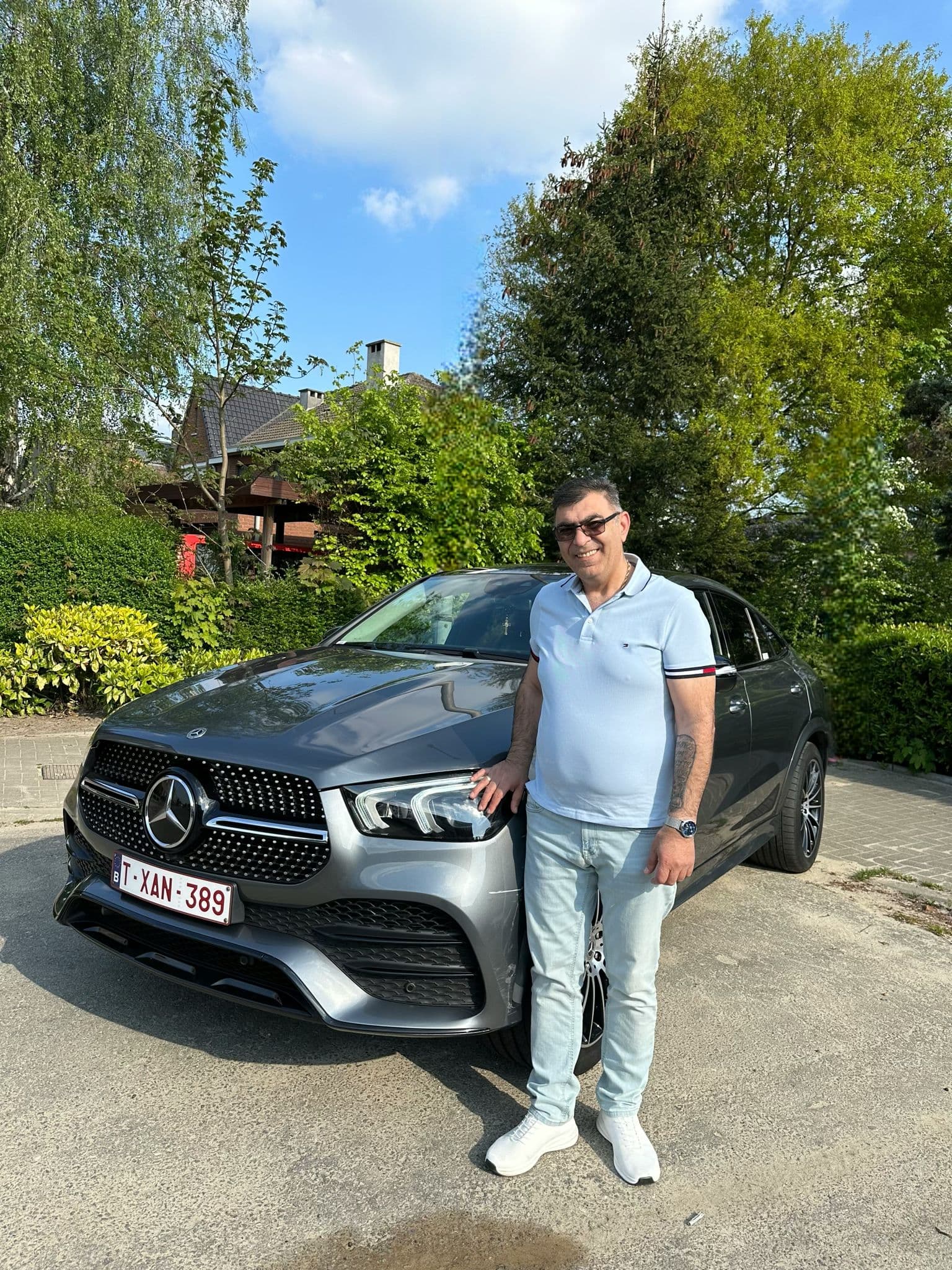 Chauffeur HM-Taxi bij de Mercedes GLE