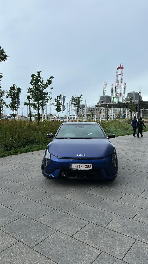 Kia EV4 HM-Taxi, vooraanzicht in de stad